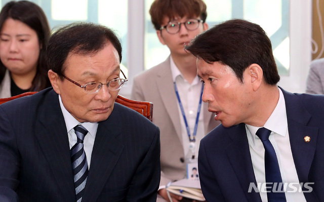 【서울=뉴시스】이종철 기자 = 24일 서울 여의도 국회에서 열린 외교통일위원회 전체회의에서 민주당 이해찬 대표와 이인영 원내대표가 한국당 의원들이 불참한 가운데 대책을 논의하고 있다. 2019.06.24. jc4321@newsis.com