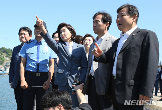 【삼척=뉴시스】김경목 기자 = 자유한국당 나경원 원내대표, 김영우 의원, 이철규 의원 등 북한 선박 삼척항 입항 은폐 조작 진상조사단이 24일 오전 지난 15일 북한 주민 4명이 목선을 타고 입항한 강원 삼척시 정라동 삼척항에서 사건 당일 상황을 파악하고 있다. 2019.06.24. photo31@newsis.com