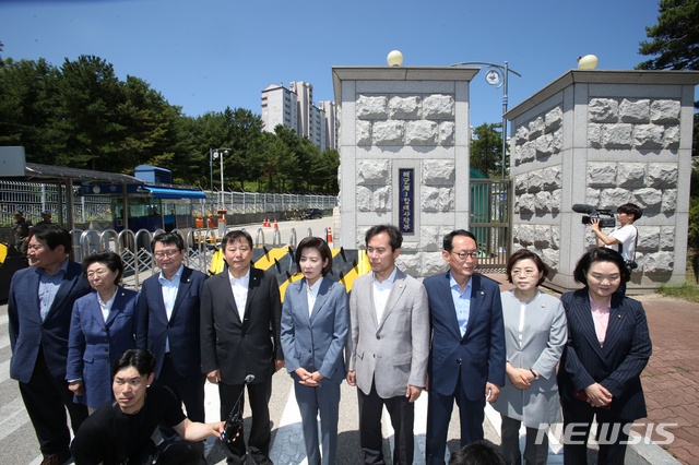 【동해=뉴시스】김경목 기자 = 자유한국당 나경원 원내대표와 북한 선박 삼척항 입항 은폐 조작 진상조사단이 24일 오전 강원 동해시 해군 제1함대사령부 위병소(정문) 앞에서 지난 15일 북한 주민 4명이 목선을 타고 삼척항으로 입항한 사건에 대해 국정조사를 실시해서라도 진실을 확인하겠다는 입장을 밝히는 기자회견을 준비하고 있다. 나 대표 등은 국방부에 이어 해군 1함대로부터 부대 출입 허가를 받지 못해 출입하지 못했다. 2019.06.24.&nbsp; photo31＠newsis.com