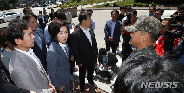 【동해=뉴시스】김경목 기자 = 자유한국당 나경원 원내대표, 김영우 의원 등 북한 선박 삼척항 입항 은폐 조작 진상조사단이 24일 오전 강원 동해시 해군 제1함대사령부 위병소(정문) 앞에서 해군 관계자로부터 출입할 수 없다는 입장을 듣고 있다. 2019.06.24.&nbsp; photo31＠newsis.com