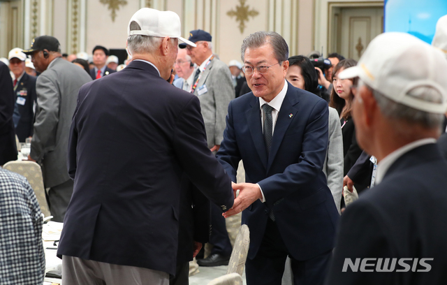 【서울=뉴시스】전신 기자 = 문재인 대통령이 24일 청와대 영빈관에서 열린 국군 및 유엔군 참전유공자 초청 오찬에 입장하며 참석자들과 인사하고 있다. 2019.06.24.&nbsp; photo1006@newsis.com