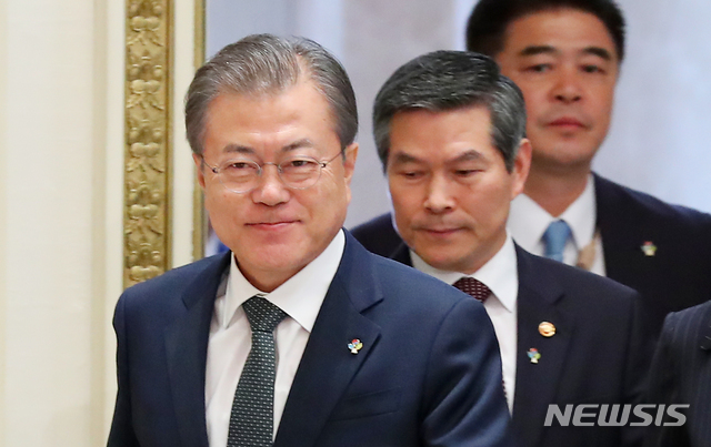 【서울=뉴시스】전신 기자 = 문재인 대통령이 24일 청와대 영빈관에서 열린 국군 및 유엔군 참전유공자 초청 오찬에 입장하고 있다. 2019.06.24. photo1006@newsis.com