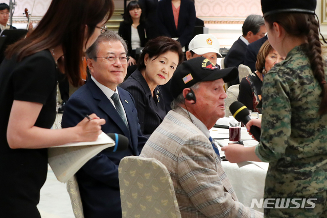 【서울=뉴시스】전신 기자 = 문재인 대통령이 24일 청와대 영빈관에서 열린 국군 및 유엔군 참전유공자 초청 오찬에서 조셉 벨란저 유엔군 참전용사 대표의 인터뷰를 듣고 있다. 2019.06.24. photo1006@newsis.com