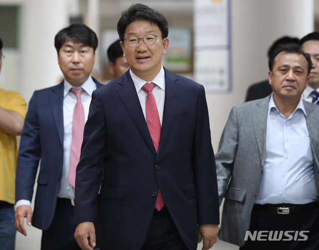 【서울=뉴시스】김선웅 기자 = 권성동 자유한국당 의원이 24일 서울 서초구 서울중앙지법에서 열린 강원랜드 채용비리 사건 1심 선고공판에 출석하고 있다. 2019.06.24.&nbsp; photo@newsis.com