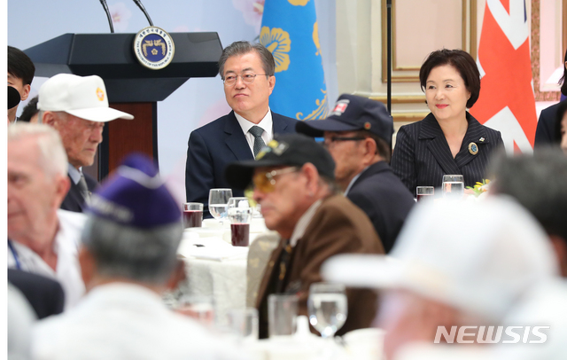 [서울=뉴시스]전신 기자 = 문재인 대통령과 부인 김정숙 여사가 지난 2019년 6월24일 청와대 영빈관에서 열린 국군 및 유엔군 참전유공자 초청 오찬에 참석한 모습. 2019.06.24. photo1006@newsis.com