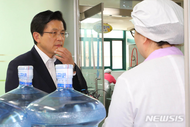 【인천=뉴시스】배훈식 기자 = 황교안 자유한국당 대표가 24일 오후 인천 서구 검단중학교를 방문, 영양사와 적수피해 관련 대화를 하고 있다. 2019.06.24.dahora83@newsis.com