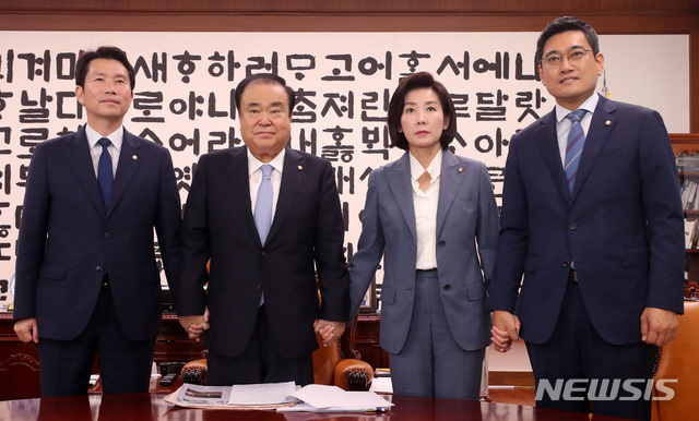 【서울=뉴시스】이종철 기자&nbsp; = 문희상 국회의장이 24일 오후 서울 여의도 국회 의장실에서 이인영 더불어민주당, 나경원 자유한국당, 오신환 바른미래당 원내대표와 회동하고 있다. 2019.06.24. jc4321@newsis.com