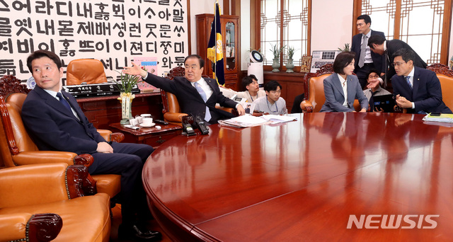 【서울=뉴시스】이종철 기자&nbsp; = 문희상 국회의장이 24일 오후 서울 여의도 국회 의장실에서 이인영 더불어민주당, 나경원 자유한국당, 오신환 바른미래당 원내대표와 회동하고 있다. 2019.06.24. jc4321@newsis.com