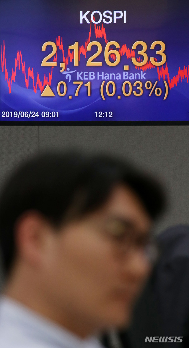 【서울=뉴시스】박미소 기자 = 코스피 지수가 전 거래일 대비 0.71포인트(0.03%) 오른 2126.33에 마감한 24일 오후 서울 중구 KEB하나은행 딜링룸에서 딜러들이 업무를 보고 있다.    이날 코스닥 지수는 전 거래일 대비 4.95포인트(0.68%) 내린 717.69로 마감했다. 서울외환시장에서 원·달러 환율은 전 거래일 대비 7.5원 내린 1156.5원에 마감했다.2019.06.24.    misocamera@newsis.com