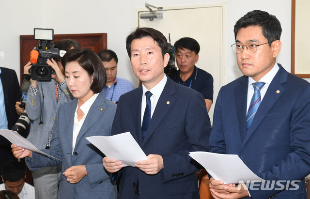 【서울=뉴시스】이종철 기자 = 24일 오후 국회 운영위원회 위원장실에서 나경원 자유한국당 원내대표, 이인영 더불어민주당 원내대표, 오신환 바른미래당 원내대표가 합의문 발표를 하고 있다. 2019.06.24. photo@newis.com