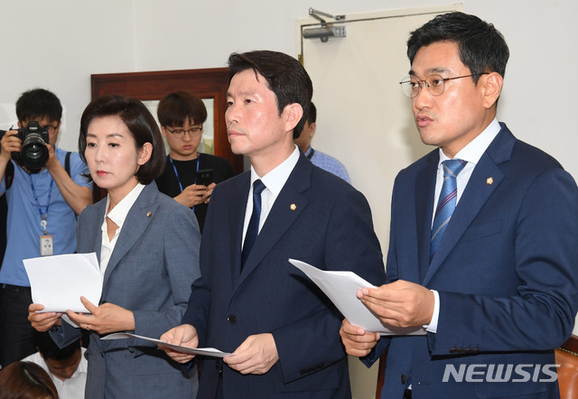 【서울=뉴시스】이종철 기자 = 24일 오후 국회 운영위원회 위원장실에서 나경원 자유한국당 원내대표, 이인영 더불어민주당 원내대표, 오신환 바른미래당 원내대표가 합의문 발표를 하고 있다. 2019.06.24.&nbsp; photo@newis.com