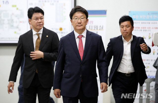 【서울=뉴시스】김선웅 기자 = 권성동 자유한국당 의원이 24일 서울 서초구 서울중앙지법에서 열린 강원랜드 채용비리 사건 1심 선고공판에서 무죄를 선고받은 후 법원을 나서고 있다. 2019.06.24. mangusta@newsis.com