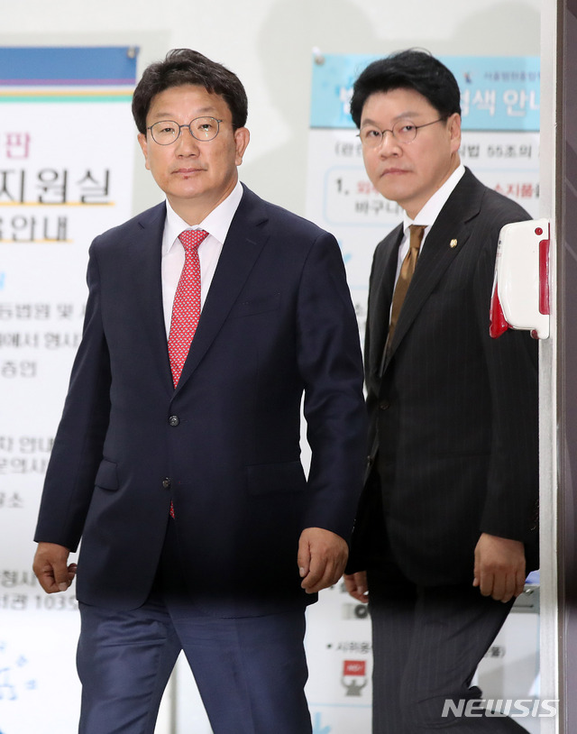 【서울=뉴시스】김선웅 기자 = 권성동 자유한국당 의원이 24일 서울 서초구 서울중앙지법에서 열린 강원랜드 채용비리 사건 1심 선고공판에서 무죄를 선고받은 후 법원을 나서고 있다. 2019.06.24. mangusta@newsis.com