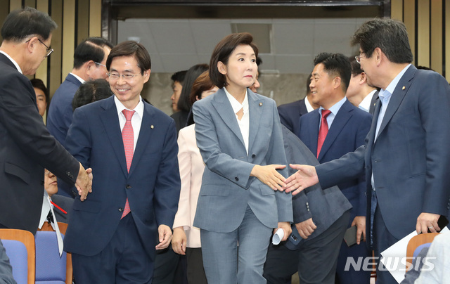 【서울=뉴시스】 박영태 기자 = 24일 오후 서울 여의도 국회에서 열린 자유한국당 의원총회에서 나경원 원내대표가 의원들과 인사를 나누고 있다. 2019.06.24.since1999@newsis.com
