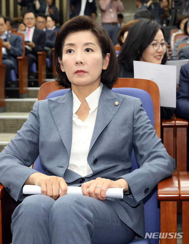 【서울=뉴시스】 박영태 기자 = 24일 오후 서울 여의도 국회에서 열린 자유한국당 의원총회에 나경원 원내대표가 참석해 앉아 있다. 2019.06.24.since1999@newsis.com