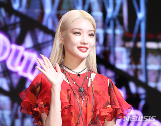 [서울=뉴시스]조수정 기자 = 가수 청하가 24일 오후 서울 신수동 서강대학교 메리홀에서 열린 네 번째 미니앨범 ‘플러리싱(Flourishing)’ 발매 기념 쇼케이스에서 포즈를 취하고 있다. 2019.06.24. chocrystal@newsis.com