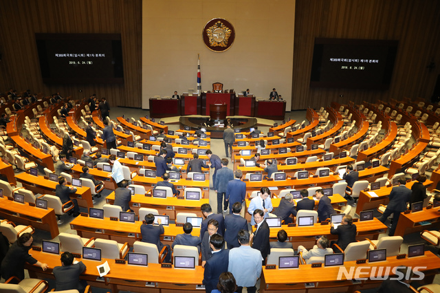 【서울=뉴시스】고승민 기자 = 24일 서울 여의도 국회에서 제369회국회(임시회) 제1차 본회의에서 열리기 전 국무위원과 국회의원들이 입장하고 있다. 2019.06.24. kkssmm99@newsis.com