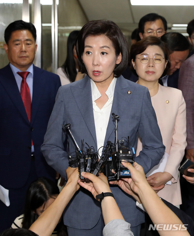 【서울=뉴시스】 박영태 기자 = 24일 오후 서울 여의도 국회에서 열린 자유한국당 의원총회에서 국회정상화를 위한 교섭단체 3당 합의문이 추인 받지 못한 가운데 자유한국당 나경원 원내대표가 의총을 끝내고 취재진의 질문에 답변하고 있다. 2019.06.24.since1999@newsis.com