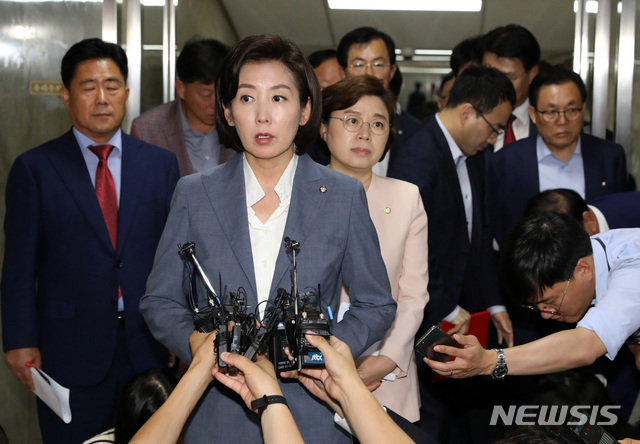 【서울=뉴시스】 박영태 기자 = 24일 오후 서울 여의도 국회에서 열린 자유한국당 의원총회에서 국회정상화를 위한 교섭단체 3당 합의문이 추인 받지 못한 가운데 자유한국당 나경원 원내대표가 의총을 끝내고 취재진의 질문에 답변하고 있다. 2019.06.24. since1999@newsis.com