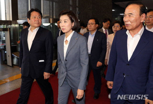 【서울=뉴시스】 박영태 기자 = 24일 오후 서울 여의도 국회에서 열린 자유한국당 의원총회에서 국회정상화를 위한 교섭단체 3당 합의문이 추인 받지 못한 가운데 자유한국당 나경원 원내대표가 의총을 끝내고 의총장을 떠나고 있다. 2019.06.24.since1999@newsis.com