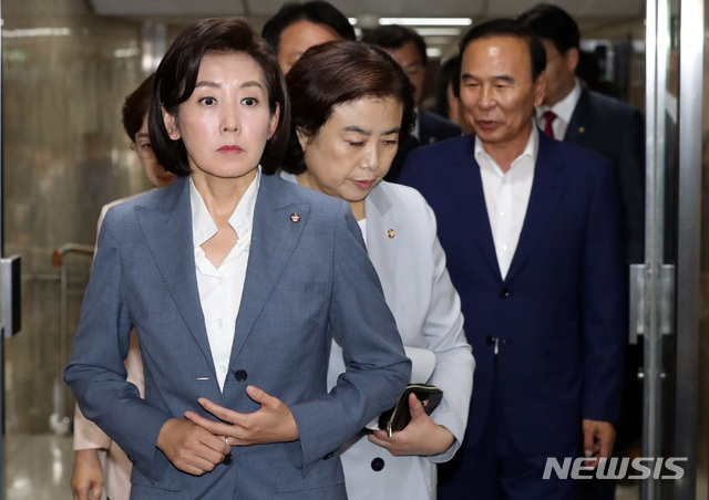 【서울=뉴시스】 박영태 기자 = 24일 오후 서울 여의도 국회에서 열린 자유한국당 의원총회에서 국회정상화를 위한 교섭단체 3당 합의문이 추인 받지 못한 가운데 자유한국당 나경원 원내대표가 의총을 끝내고 의총장을 나서고 있다. 2019.06.24.since1999@newsis.com