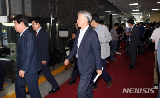 【서울=뉴시스】 박영태 기자 = 24일 오후 서울 여의도 국회에서 열린 자유한국당 의원총회에서 국회정상화를 위한 교섭단체 3당 합의문이 추인 받지 못한 가운데 자유한국당 의원들이 의총을 끝내고 국회 본청을 나서고 있다. 2019.06.24.  since1999@newsis.com