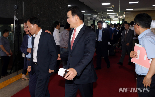 【서울=뉴시스】 박영태 기자 = 24일 오후 서울 여의도 국회에서 열린 자유한국당 의원총회에서 국회정상화를 위한 교섭단체 3당 합의문이 추인 받지 못한 가운데 자유한국당 의원들이 의총을 끝내고 국회 본청을 나서고 있다. 2019.06.24. since1999@newsis.com