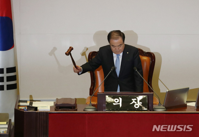 【서울=뉴시스】고승민 기자 = 문희상 국회의장이 24일 서울 여의도 국회에서 열린 제369회국회(임시회) 제1차 본회의를 개회하고 있다. 2019.06.24.&nbsp; kkssmm99@newsis.com