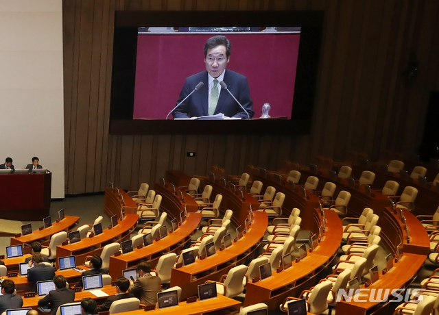 【서울=뉴시스】고승민 기자 = 이낙연 국무총리가 24일 서울 여의도 국회에서 열린 제369회국회(임시회) 제1차 본회의에서 추경안 시정연설을 하고 있다. 자유한국당 의석이 텅 비어 있다. 2019.06.24. kkssmm99@newsis.com