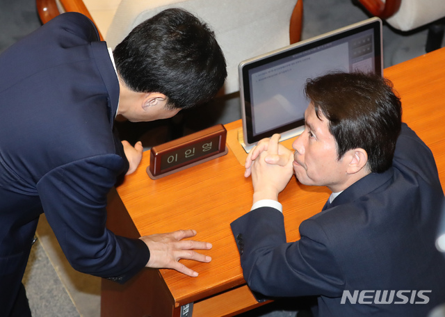 【서울=뉴시스】고승민 기자 = 24일 서울 여의도 국회에서 자유한국당이 불참한 가운데 열린 제369회국회(임시회) 제1차 본회의 시작 전 민주당 이인영 원내대표가 동료 의원과 대화하고 있다. 2019.06.24. kkssmm99@newsis.com