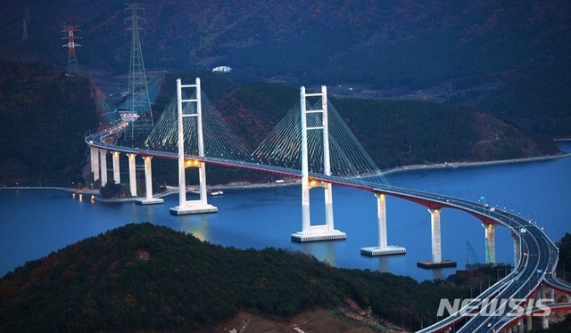 【창원=뉴시스】 경남 창원시 마산합포구와 성산구를 잇는 마창대교.2019.06.25.(사진=경남도 제공) photo@newsis.com