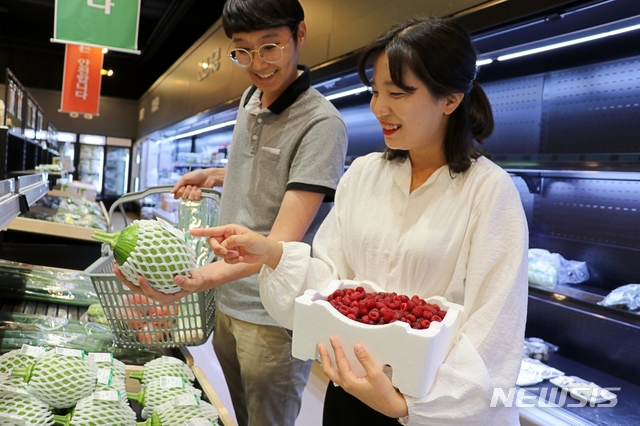 【옥천=뉴시스】이성기 기자 = 25일 충북 옥천군 로컬푸드직매장 '옥천우리장터'에서 지역 주민이 신선한 먹거리를 구매하고 있다.2019.06.25.(사진=옥천군 제공) photo@newsis.com