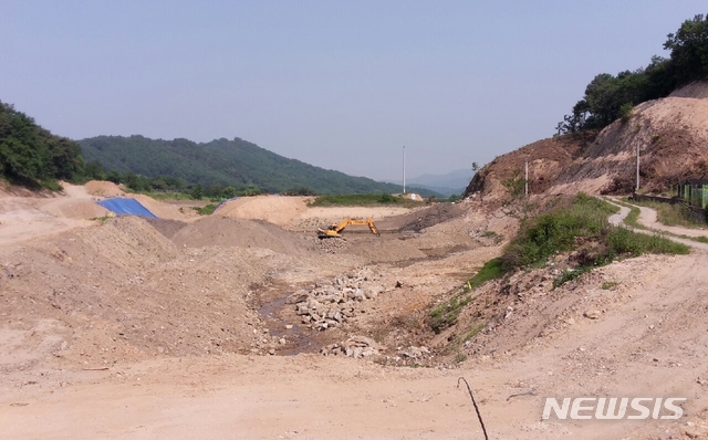 【청주=뉴시스】천영준 기자 = 충북도는 충주와 영동, 단양 지역에 다목적 소규모 저수지 건설 사업을 추진 중이라고 25일 밝혔다. 사진은 충주시 산척면 독동지구 건설 현장 모습. 2019.6.25. (사진=충북도 제공) photo@newsis.com