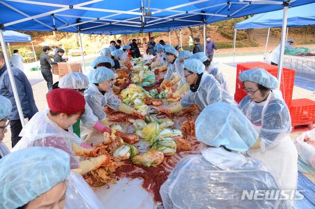 【서울=뉴시스】 동작구가 지난해 실시했던 이웃과 함께하는 김장담그기 행사모습. 2019.06.25. (사진=동작구 제공)