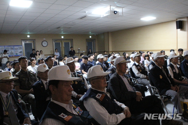 【순천=뉴시스】김석훈 기자 = 제69주년 6·25전쟁 기념일을 맞아 25일 전남동부보훈지청(지청장 김경탁)에서 순천시 10개 보훈단체가 참여한 가운데 6·25참전용사 초청 호국보훈 콘서트 '잊혀진 시간, 우리 모두의 6·25' 행사가 열리고 있다. 사진은 참전용사들. 2019.06.25. (사진=전남동부보훈지청 제공) kim@newsis.com 