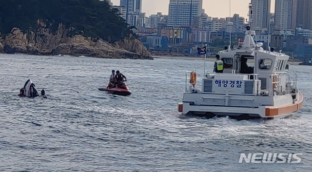 【울산=뉴시스】안정섭 기자 = 25일 오후 울산 동구 대왕암공원 인근 해상에서 수상오토바이가 침수된 가운데 울산해양경찰서 관계자들이 구조에 나서고 있다. 2019.06.25. (사진=울산해양경찰서 제공)photo@newsis.com