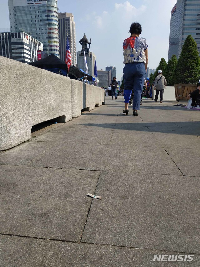 【서울=뉴시스】최현호 기자 = 지난 25일 우리공화당이 불법 천막을 설치한 광화문 광장에 버려져 있는 담배꽁초. 광화문 광장에서 흡연하는 것은 과태료 부과 대상이다. 2019.6.25 photo@newsis.com