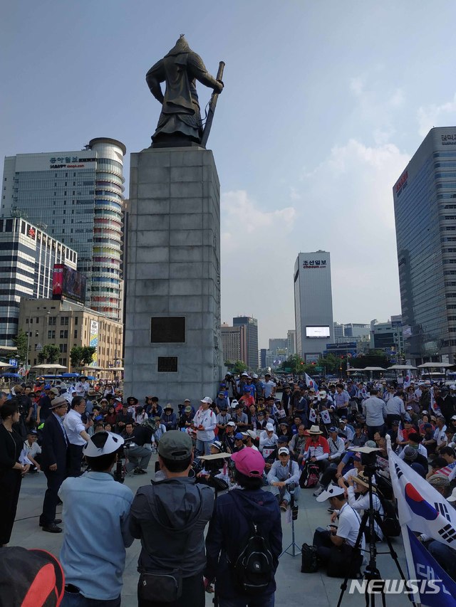 【서울=뉴시스】최현호 기자 = 지난 25일 광화문 광장 이순신 동상 바로 뒤에서 발언하고 있는 조원진 우리공화당 대표. 이 주변으로 지지자들이 몰려들어 광화문 광장 보행로는 양쪽 모두 막혔다. 2019.6.25 photo@newsis.com