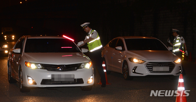 【광주=뉴시스】변재훈 기자 = 25일 오전 광주 서구 풍암동 풍암 IC 서창 방면 편도 5차선 도로에서 경찰이 음주운전 단속을 펼치고 있다. 이날 오전 0시부터 음주운전 처벌 대상이 되는 혈중알코올농도 하한이 기존 0.05%에서 0.03%로 강화된 도로교통법이 시행된다. 2019.06.25. wisdom21@newsis.com
