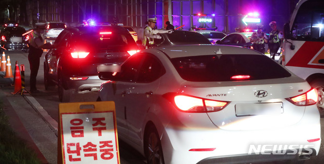 【서울=뉴시스】홍효식 기자 = 음주운전 단속 기준이 강화된 25일 오전 서울 마포구 합정동 양화대교 북단 일대에서 경찰들이 음주단속을 실시하고 있다. 한편, 면허 정지 기준은 혈중알코올농도 기존 0.05%에서 0.03%로, 취소 기준은 0.1%에서 0.08%로 강화되며, 처벌 기준도 현행 최고 징역 3년 또는 벌금 1천만 원에서 최고 징역 5년 또는 2천만 원으로 높아졌다. 2019.06.25. yesphoto@newsis.com
