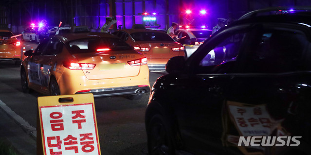 [서울=뉴시스]홍효식 기자 = 음주운전 단속 기준이 강화된 지난 2019년 6월25일 오전 서울 마포구 합정동 양화대교 북단 일대에서 경찰들이 음주단속을 실시하고 있다. 2019.06.25. yesphoto@newsis.com