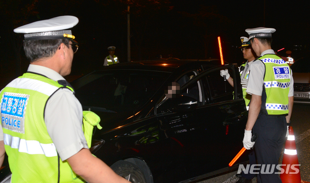 【광주=뉴시스】변재훈 기자 = 25일 오전 광주 서구 풍암동 한 도로에서 경찰이 음주운전 단속을 펼치고 있는 가운데 혈중알코올농도 0.163%(운전면허 취소수치)인 음주상태로 약 500여m를 차량을 몬 정모(42·여)씨가 경찰에 적발되고 있다. 이날 오전 0시부터 음주운전 처벌 대상이 되는 혈중알코올농도 하한이 기존 0.05%에서 0.03%로 강화된 도로교통법이 시행된다. 2019.06.25. wisdom21@newsis.com