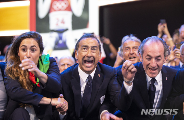 【로잔=AP/뉴시스】24일(현지시간) 스위스 로잔에서 열린 국제올림픽위원회(IOC) 총회에서 주세페 살라(가운데) 밀라노 시장이 2026년 동계올림픽 개최지 발표 직전 긴장된 표정을 하고 있다. IOC는 이날 이탈리아 밀라노와 코르티나 담페초를 2026년 동계올림픽 개최지로 선정했다. 2019.06.25.