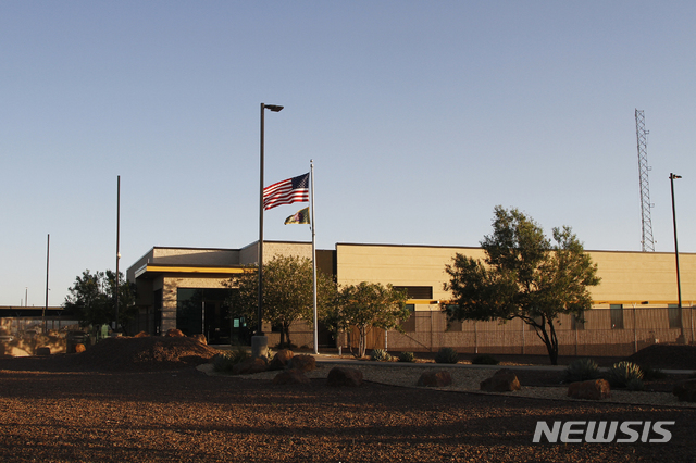 【클린튼 (미 텍사스주)=AP/뉴시스】 미 텍사스주 클린튼에 있는 국경수비대 파출소의 20일(현지시간) 전경. 이곳에 감금되어 있던 불법이민 어린이들이 불결하고 위험한 상태에서 갇혀있다고 텍사스주 출신 여성의원이 문제를 제기하자 당국은 아이들을 다른 곳으로 옮겼다. 2019.06.25