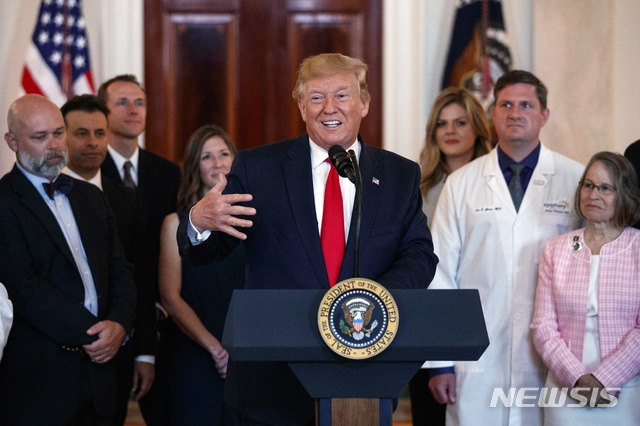 【워싱턴=AP/뉴시스】도널드 트럼프 미국 대통령이 24일(현지시간) 백악관 집무실에서 병원이 일반 검사와 시술의 실제 비용을 사전 공개하라는 행정명령 서명식에서 연설하고 있다. 2019.06.26.