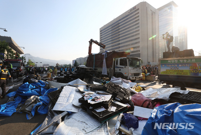 【서울=뉴시스】이영환 기자 = 서울시가 25일 오전 광화문 광장에 설치된 대한애국당 천막을 철거하고 있다. 서울시는 이날 오전 5시20분께부터 광화문 광장에 설치된 대한애국당 천막 등에 대한 행정대집행을 실시했다. 2019.06.25.  20hwan@newsis.com