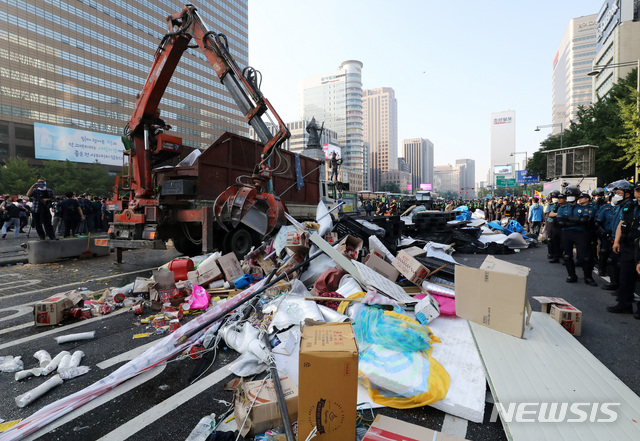 【서울=뉴시스】이영환 기자 = 서울시가 25일 오전 광화문 광장에 설치된 대한애국당 천막을 철거하고 있다.서울시는 이날 오전 5시20분께부터 광화문 광장에 설치된 대한애국당 천막 등에 대한 행정대집행을 실시했다. 2019.06.25.  20hwan@newsis.com