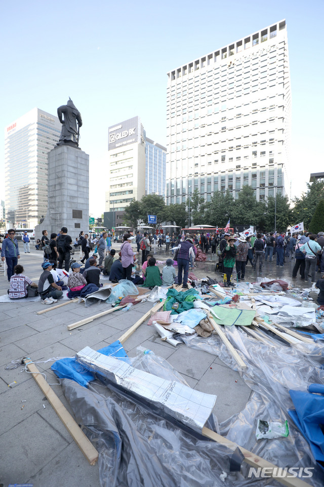 【서울=뉴시스】김선웅 기자 = 대한애국당이 광화문광장에 불법적으로 설치한 천막에 대한 서울시의 강제철거 행정 집행이 진행된 25일 오전 서울 종로구 광화문광장에 철거 후 잔해가 놓여 있다. 2019.06.25. mangusta@newsis.com