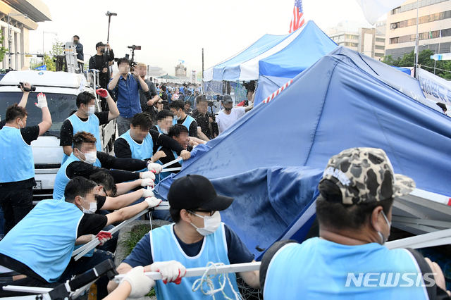【서울=뉴시스】김병문 기자 = 서울시가 25일 오전 서울 종로구 광화문광장에 설치된 대한애국당의 농성 천막을 철거하고 있다. 2019.06.25.(사진=서울시 제공)&nbsp; photo@newsis.com