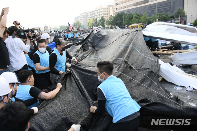 【서울=뉴시스】김병문 기자 = 서울시가 25일 오전 서울 종로구 광화문광장에 설치된 대한애국당의 농성 천막을 철거하고 있다. 2019.06.25.(사진=서울시 제공) photo@newsis.com